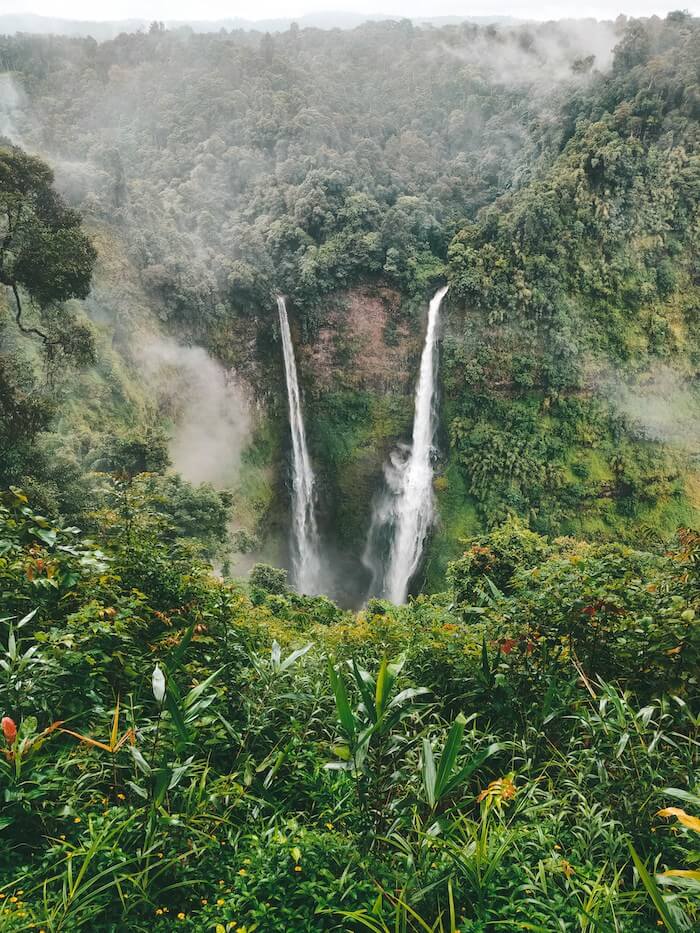 Cascate panoramiche e rigogliose piantagioni di caffè dell'Altopiano di Bolaven nel Laos meridionale, punto culminante del pacchetto di viaggio di 11 giorni da Vientiane a Pakse
